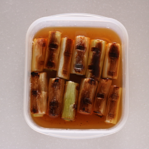 焼きあがったねぎを保存容器に入れ、②のつゆをかける。30分ほどしてから食べられる。1日程度置いて味がなじむのを待つのもおすすめ。
