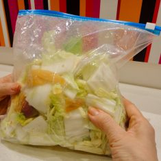 チャックのついたポリ袋に材料を入れてよくもむ。