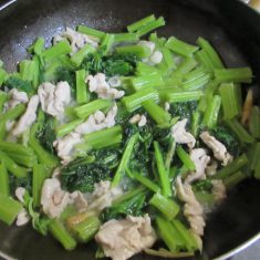 再びフライパンに油を入れ、豚肉、若ごぼうの軸と根を入れて炒める。塩、砂糖、酒、みりんを加え、最後に葉を入れてさっと炒める。