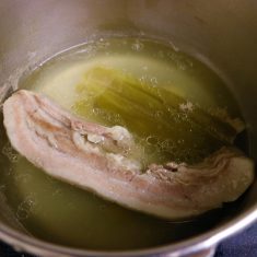 ②を鍋に戻し、(A)の調味料を加えて強火にかけ、	沸騰したら30分ほど弱火で煮詰める。