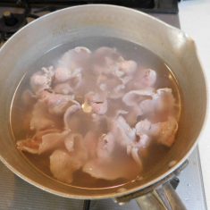 豚肉は、熱湯でさっとゆでる。