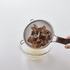 小鍋にあさり、酒、水をいれ、蓋をし、中火にかける。
あさりの口が開いたら、煮汁とあさりに分ける。