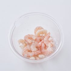 えびに塩、黒こしょう少々、片栗粉をまぶす。
