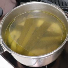 圧力鍋に②とねぎの青い部分、しょうがを薄切りにしたものと一緒に入れ、30分加圧して圧力が抜けるまで自然放置する。