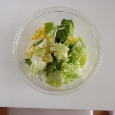 白菜は3㎝の長さに切りボウルに入れ、塩を入れたらよく揉みこみ1時間ほどおいておく。