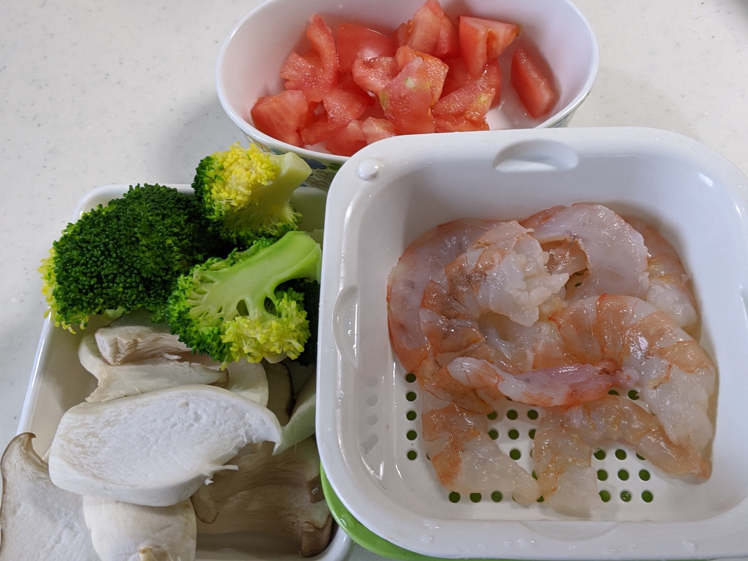 材料の下ごしらえをしておく
エビには軽く塩胡椒酒をふる