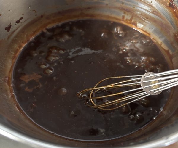 味噌ダレの材料をすべて小鍋に入れ、豆味噌を溶かし、混ぜながら弱火で1～2分加熱する。