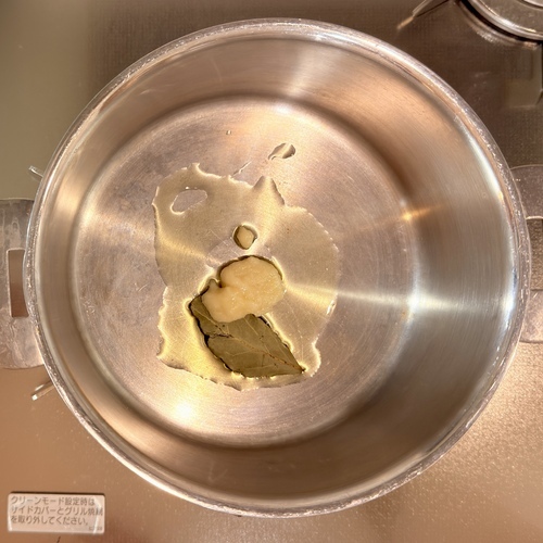 鍋にオリーブ油、すりおろしにんにく、ローレルを入れ弱火にかける。