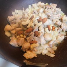 ③に②のナッツをいれ、醬油、みりんで味を調え、炒め合わせたら、出来上がり。