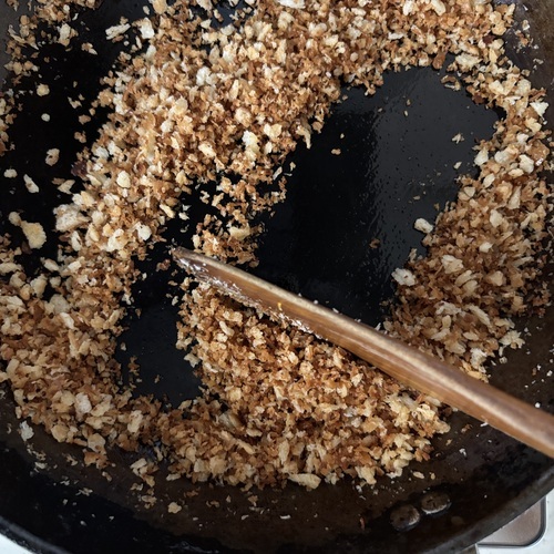 衣を作る。
フライパンにパン粉と油を入れ中火にかけ、きつね色になるまで炒める。