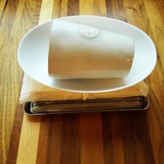 豆腐はペーパーに包み、重しを乗せて30分程度水切りをする。