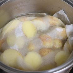 蓋を開けてしょうゆも加え、落し蓋をしたまま煮汁がほとんどなくなるまで煮る。