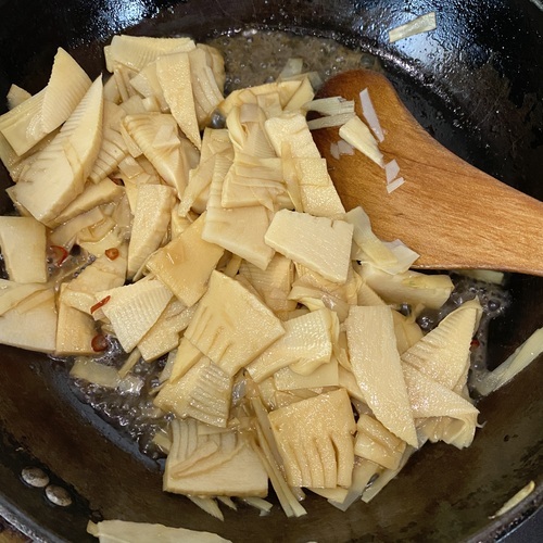 全体に油が回ったら水と調味料を加えて、水分がなくなるまで弱めの中火で混ぜながら煮る。