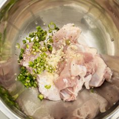 鶏肉を食べやすい大きさに切る。にんにく、プリッキーヌはみじん切りにする。