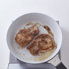 フライパンにサラダ油をいれ、豚肉をのせてから弱めの中火にかけ、蓋をする。