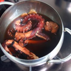たこを取り出して食べやすい大きさに切り、煮汁をお好みの濃さになるまで煮詰めてたこにかけたら出来上がり