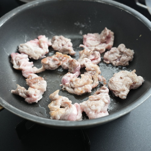 フライパンに油を入れて中火で熱する。
①の肉を1枚ずつ丸めてフライパンに入れ、両面こんがり焼き色をつける。