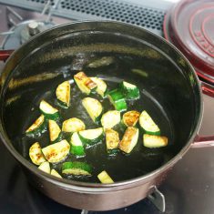 オリーブオイルを半量鍋に入れて中火で熱し、ズッキーニを入れて塩こしょうをして両面に焼き色がつくまで炒めて取り出す。焼き色がつくまであまり動かさないこと。