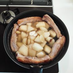にんにく、生姜、酒、水、砂糖、はちみつを入れて強火にかけ、沸騰後、灰汁をとってから醤油を入れ、弱火で20分煮る。