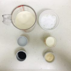 粉ゼラチンは水で30分程ふやかしておく。