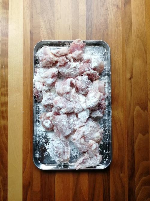 鶏肉に塩コショウをまぶし、薄力粉をたっぷりめにはたく。