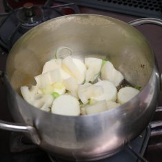 鍋にオリーブオイルを熱し、ネギを中火で全体をしっかり焼き、れんこん、長芋も加えて炒めたら小麦粉をまぶし入れ、全体にからむように混ぜながら炒める。