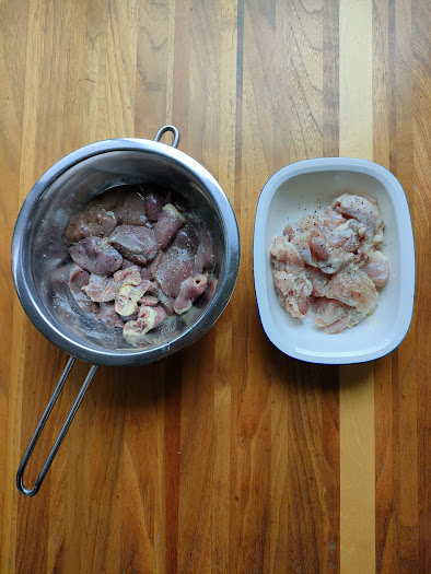 鶏もも肉は一口大に切る。下処理が済んだレバー・ハツ・鶏もも肉に、ガーリックパウダー・塩・こしょうをまんべんなくまぶす。