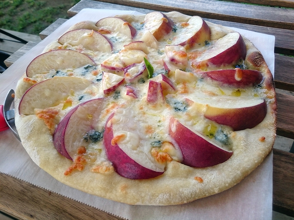 完熟桃とゴルゴンゾーラのピザ