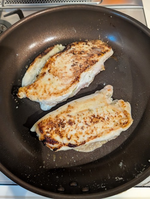裏返しの報知が鳴れば、肉を裏返し、蓋をしてモードキーを押す。