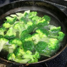 鍋に湯を沸かし、塩(分量外)を加えたら小房分けしたブロッコリーを固めに茹でる。