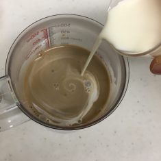 ③が人肌程度に覚めたら生クリームを加えて混ぜる