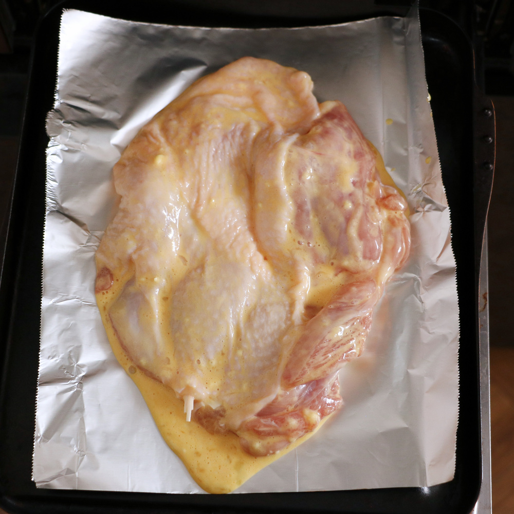 Aの卵を溶いてAのマヨネーズと合わせる。鶏もも肉を開いて塩で下味をつけたら薄力粉をまぶし、Aをからめる。