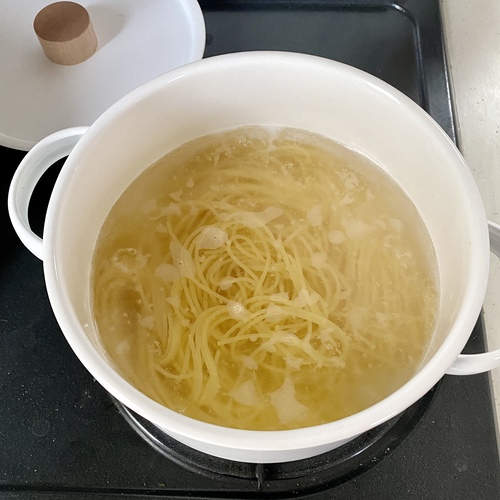 鍋にお湯を沸かし、湯に対して1％の塩と下準備しておいたスパゲティを入れて１分程度茹でる。