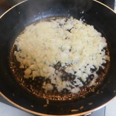 ①に火が通ったら、（A）の材料を加えて、煮詰める。塩、こしょうで味を調える。