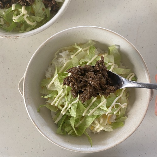 どんぶりに温かいご飯→シュレッドチーズ→レタス→マヨネーズ→②→アボカド→トマトの順にのせて完成。