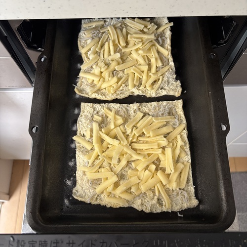 ①の上にしらすとシュレッドチーズを散らし、【上火：強／下火：強】で約7分焼く。