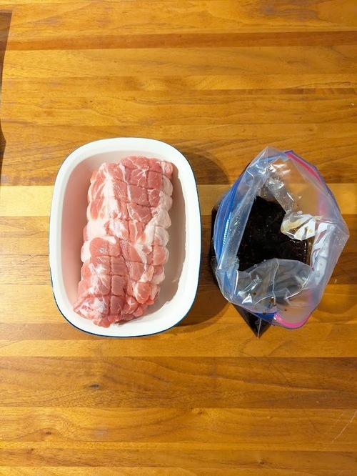 ＝Ａ＝をポリ袋に入れて混ぜ合わせ、豚肉にまんべんなく絡めつけ、空気を抜いて口を閉じ、冷蔵庫で半日漬け込む。