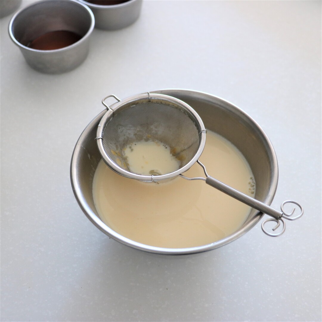 牛乳はレンジで40℃に温め、砂糖を入れて溶けるまで混ぜる。ボウルに卵を割り入れてよく溶いたら、牛乳も混ぜる。
