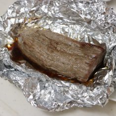 カットした肉にお好みのソースをかけて召し上がれ。