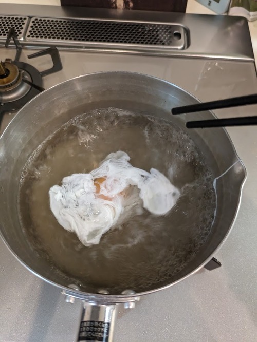 渦の中央に卵をそっと入れ、白身が中央に集まったら、弱火で4分加熱する。（触らない）
