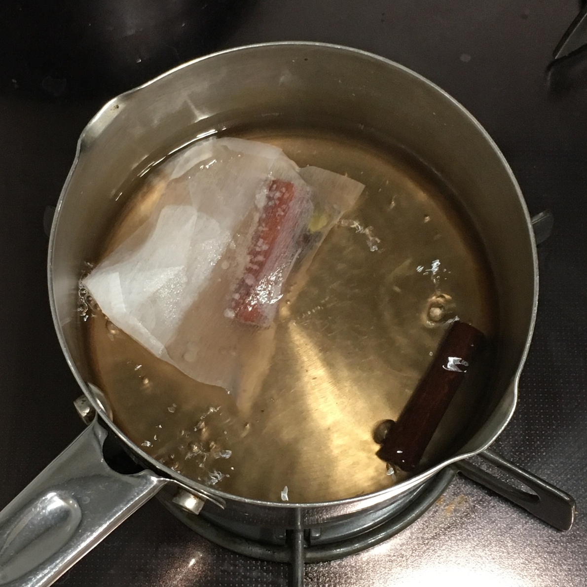 鍋に水、①のお茶パックを入れて火にかける。