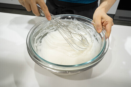 クリームをボウルに入れて練り、ヨーグルトを少しずつ加えながら混ぜ合わせる。粉糖も加えて混ぜる。
