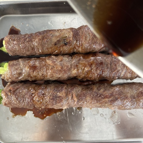 小鍋に＝たれ＝の材料を入れてとろみがつくまで煮詰め、③に絡める。