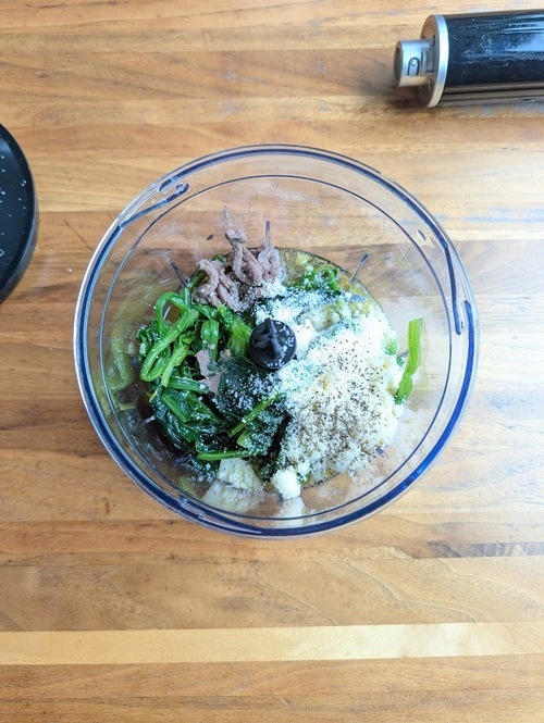 ほうれん草と＝Ａ＝をフードプロセッサーにかけ、なめらかなソースにする。