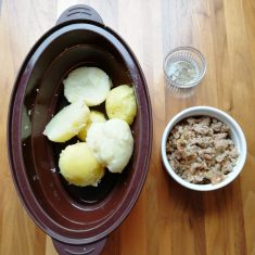①と②を合わせ、塩コショウで調味し、丸める。