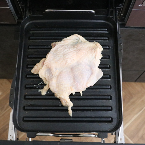 鶏もも肉は余分なすじやあぶらを取り、=A=を合わせたものと一緒にポリ袋に入れてよくもみこみ、そのまま一晩冷蔵庫で休ませる。