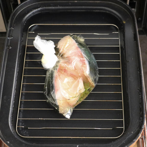 キャセロールに燻製網を入れ、その上に②を乗せる。キャセロール側面の段差のあたりまで水を入れ、フタにアルミはくを巻いて閉じる。