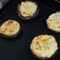マルチグリルのプレートパンに3を並べ、「焼く」モードの中火に設定し、8分程焼いてチーズにこんがり焼き色がついたら出来上がり。