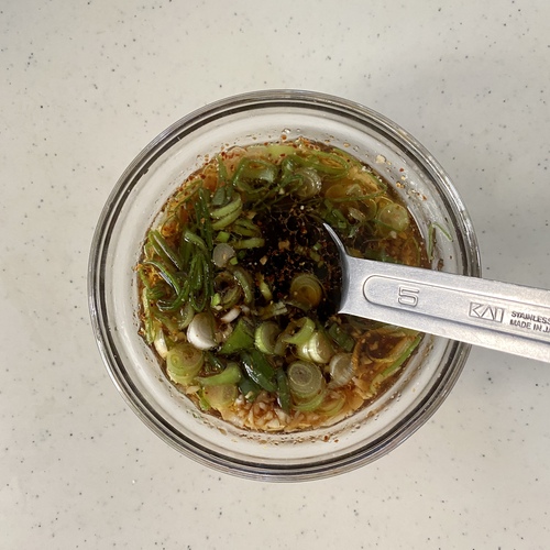 香味だれを作る。青ネギは小口切り、にんにくと生姜はみじん切りにする。Aと合わせ、500ｗのレンジで１分加熱する。