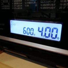 耐熱容器に調味料をすべて入れ、①の蓮根も入れ、ラップを落し蓋のようにして、電子レンジ600Wで4分加熱する。